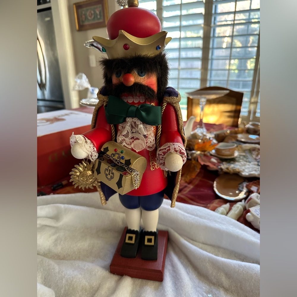 Christian Ulbright King with Treasure Chest Nutcracker